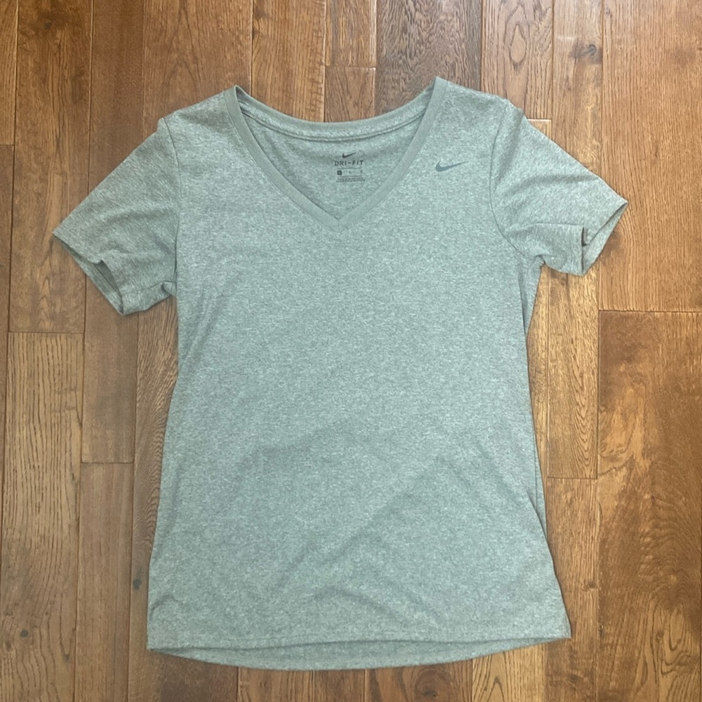 Nike Dri-Fit Women’s V-neck Tee Size Medium